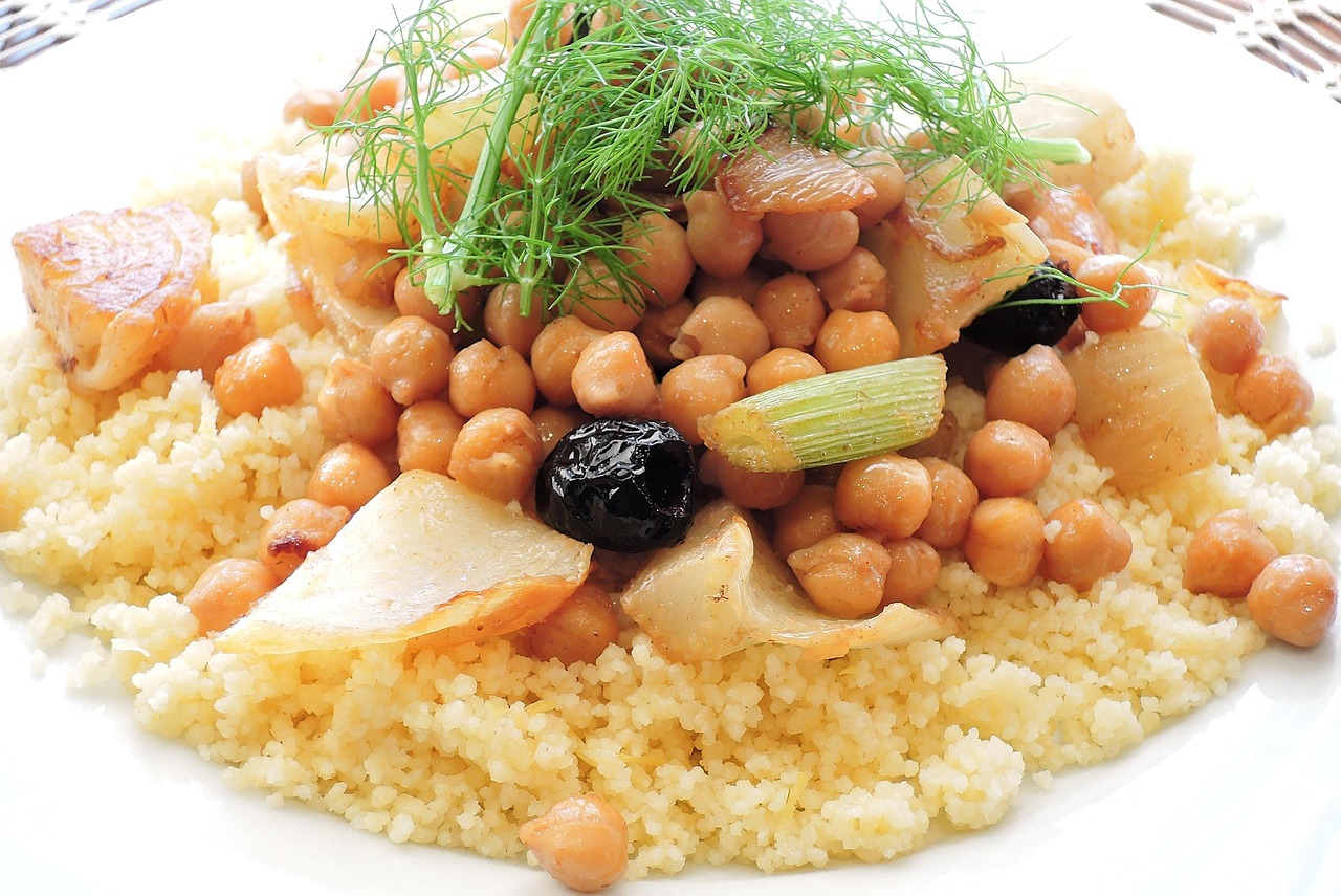 Piatto di couscous integrale con verdure fresche e spezie, ideale per pasti nutrienti e veloci.