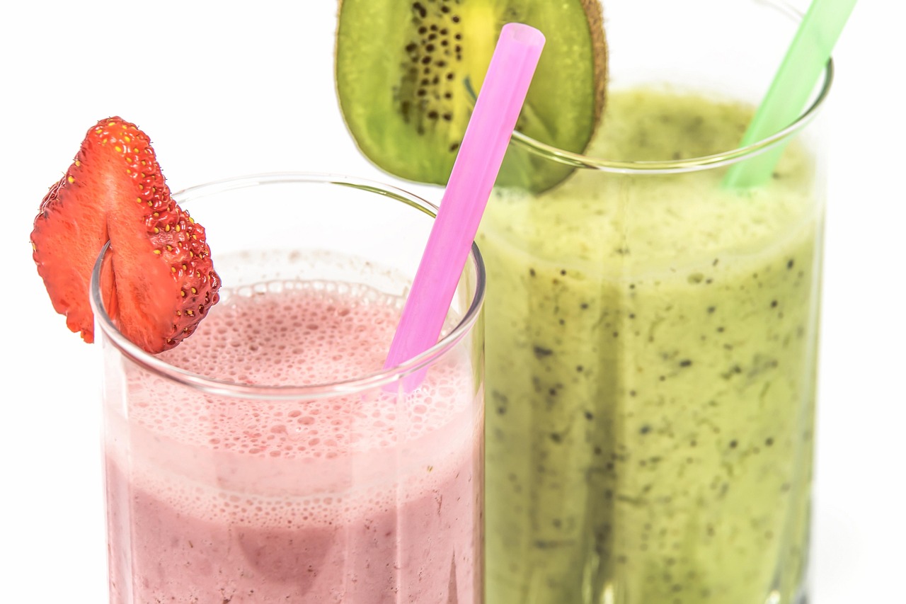 Smoothie colorato in un bicchiere, decorato con frutta fresca, simbolo di energia e concentrazione.