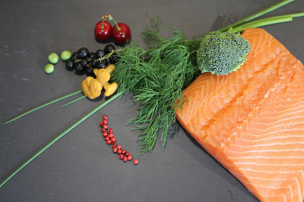 Varietà di alimenti salutari per migliorare memoria e concentrazione su un tavolo