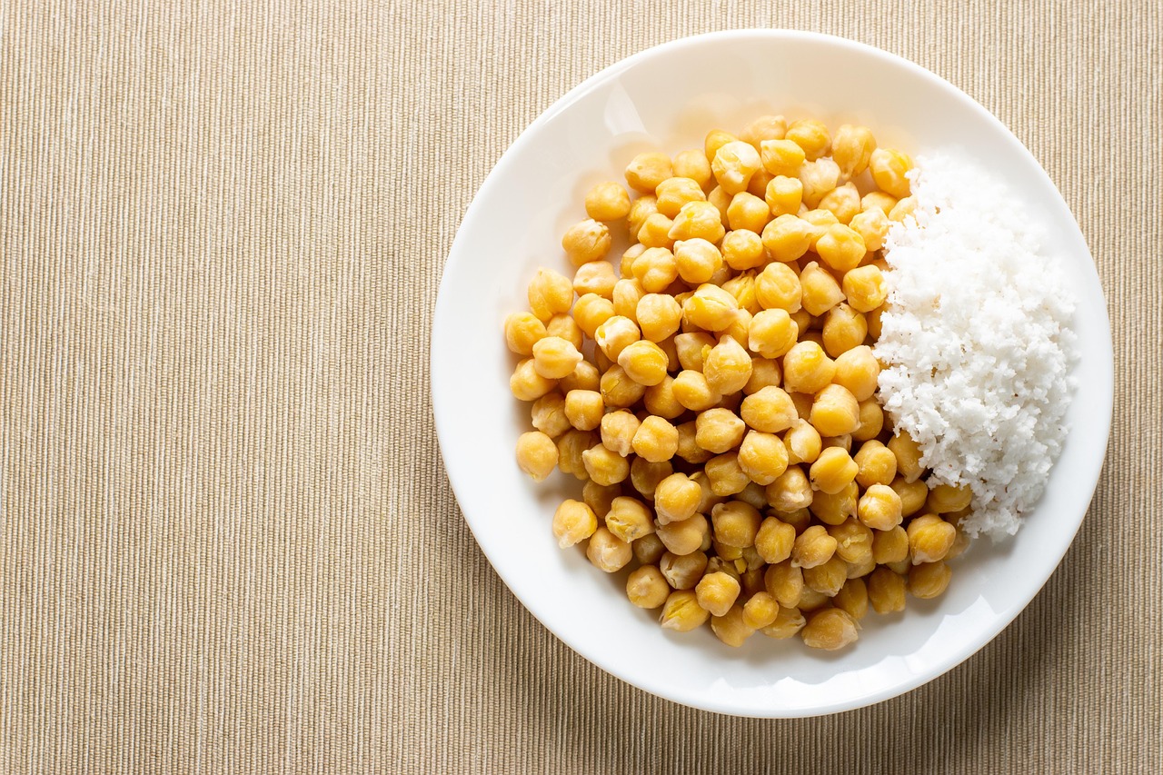 Ciotola di ceci cotti con spezie, pronta per ricette proteiche e vegetariane.