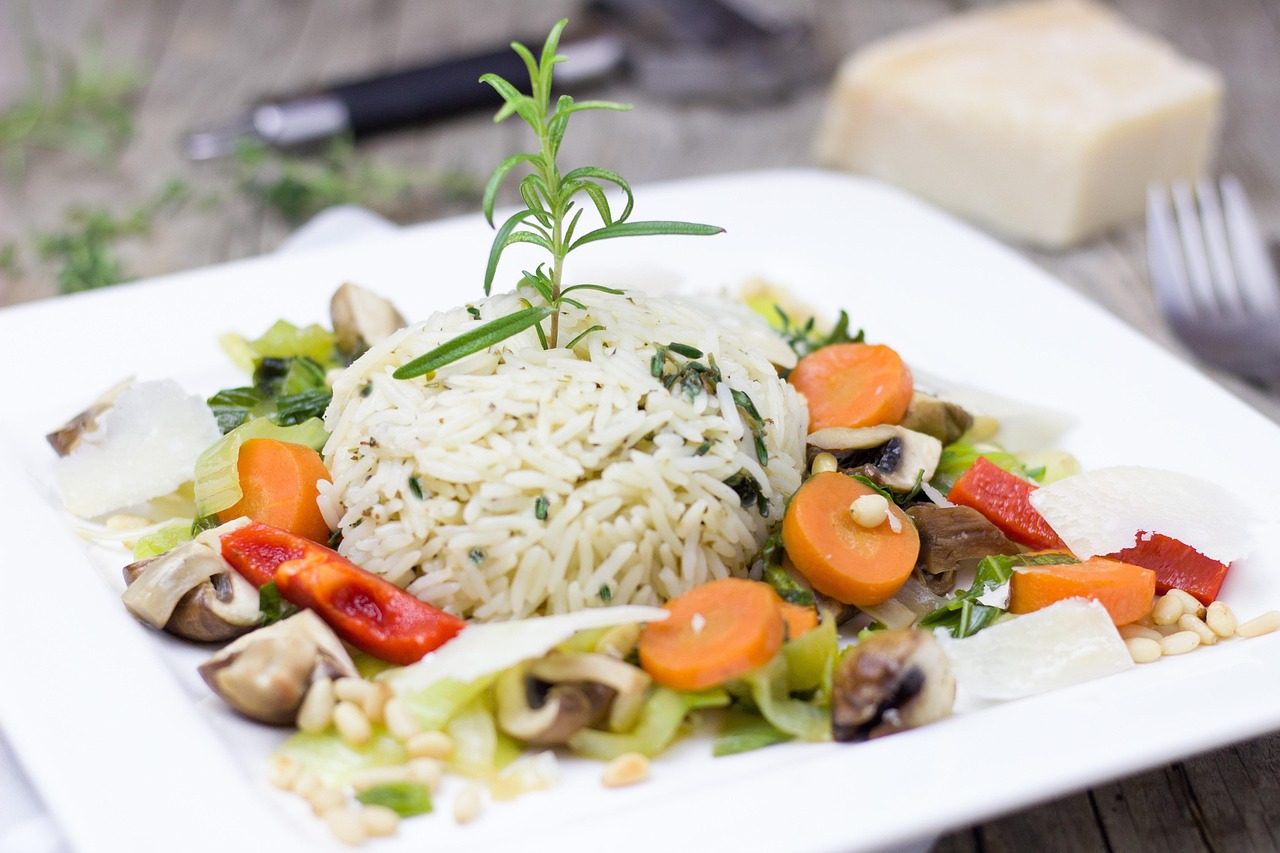 Piatto di riso basmati servito con verdure fresche e spezie aromatiche.