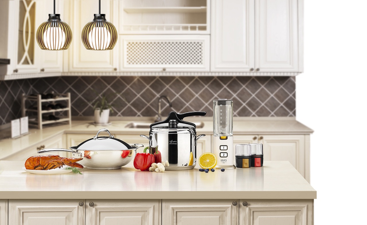 Immagine di utensili da cucina resistenti e di alta qualità disposti su un tavolo.