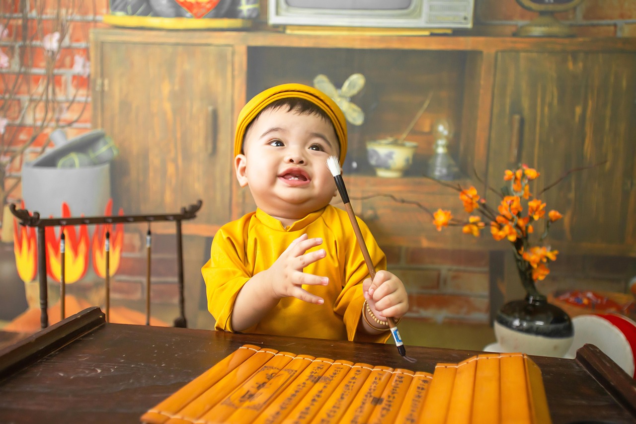 Bambino di 12 mesi che esplora un barattolo di miele, simbolo di precauzioni alimentari.