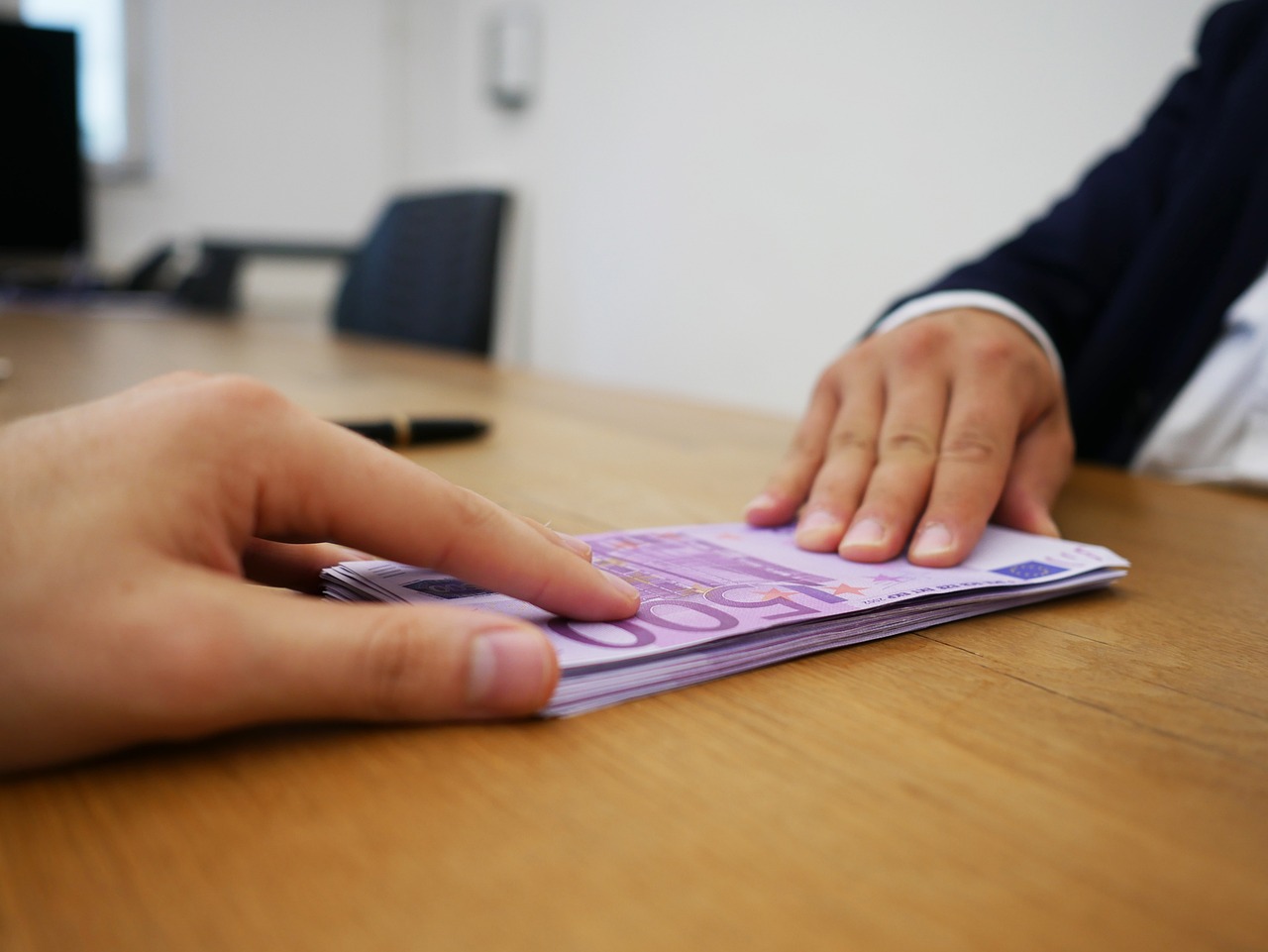 Grafico che mostra l'andamento dell'assegno sociale 2026 e i requisiti per la richiesta.