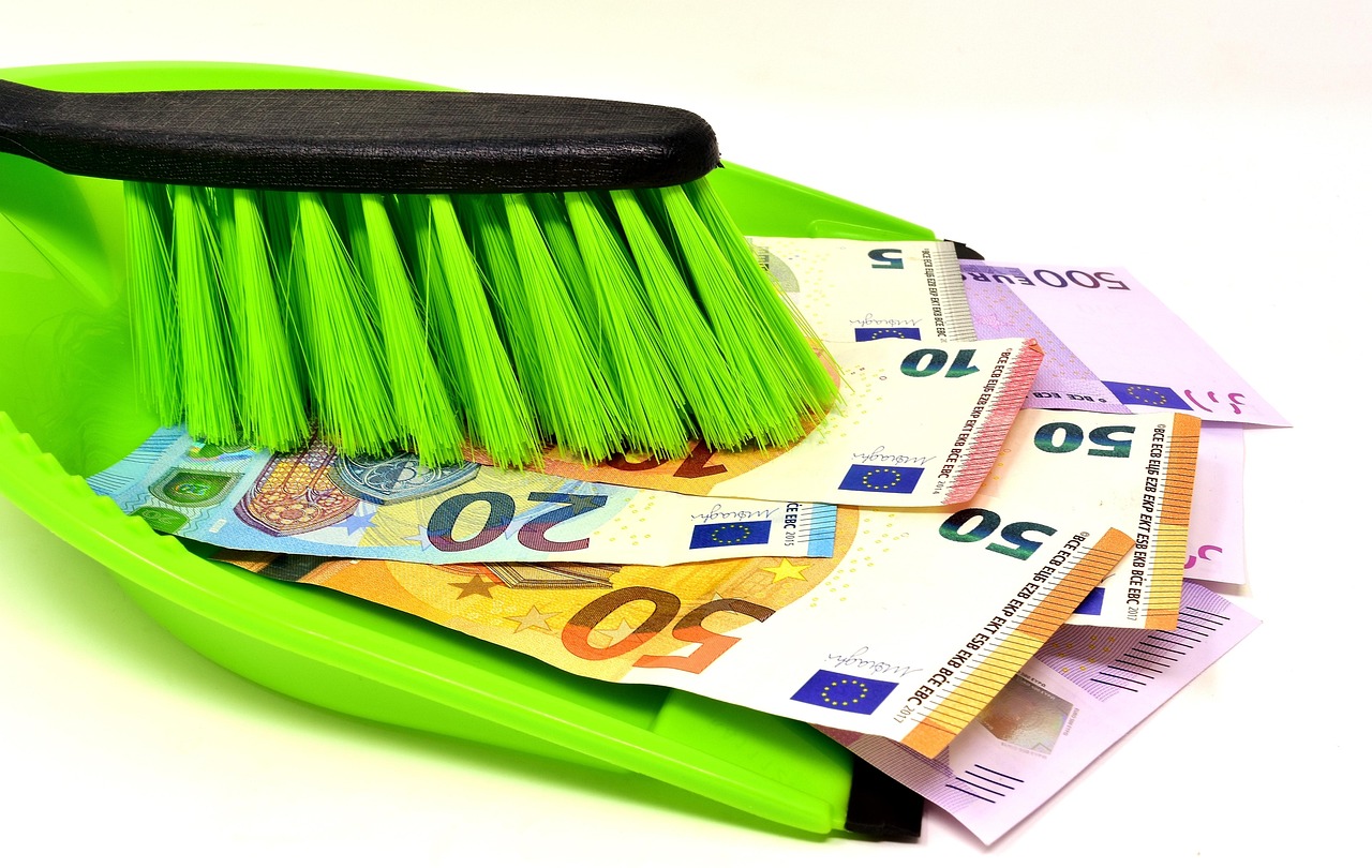 Colf e badanti: aggiornamenti sugli stipendi minimi e contributi da versare nel 2023.