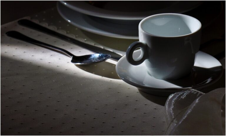 Come togliere le macchie di caffè dalla tovaglia: il trucco della nonna