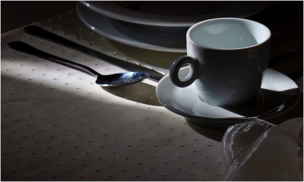 Tovaglia macchiata di caffè con rimedi naturali per rimuovere le macchie.