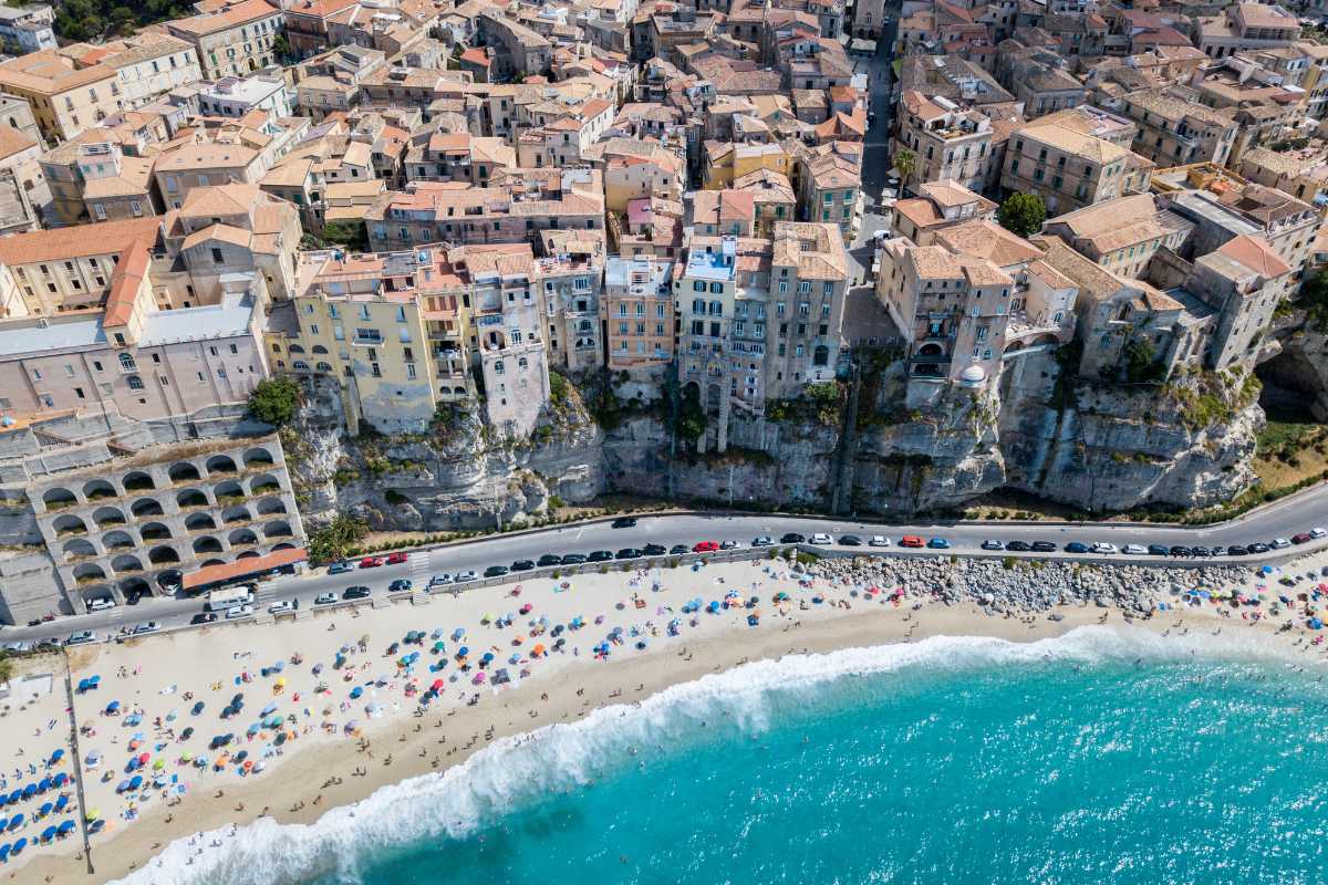 Spiaggia tranquilla in una località italiana, ideale per una fuga di Ferragosto lontano dalla folla.