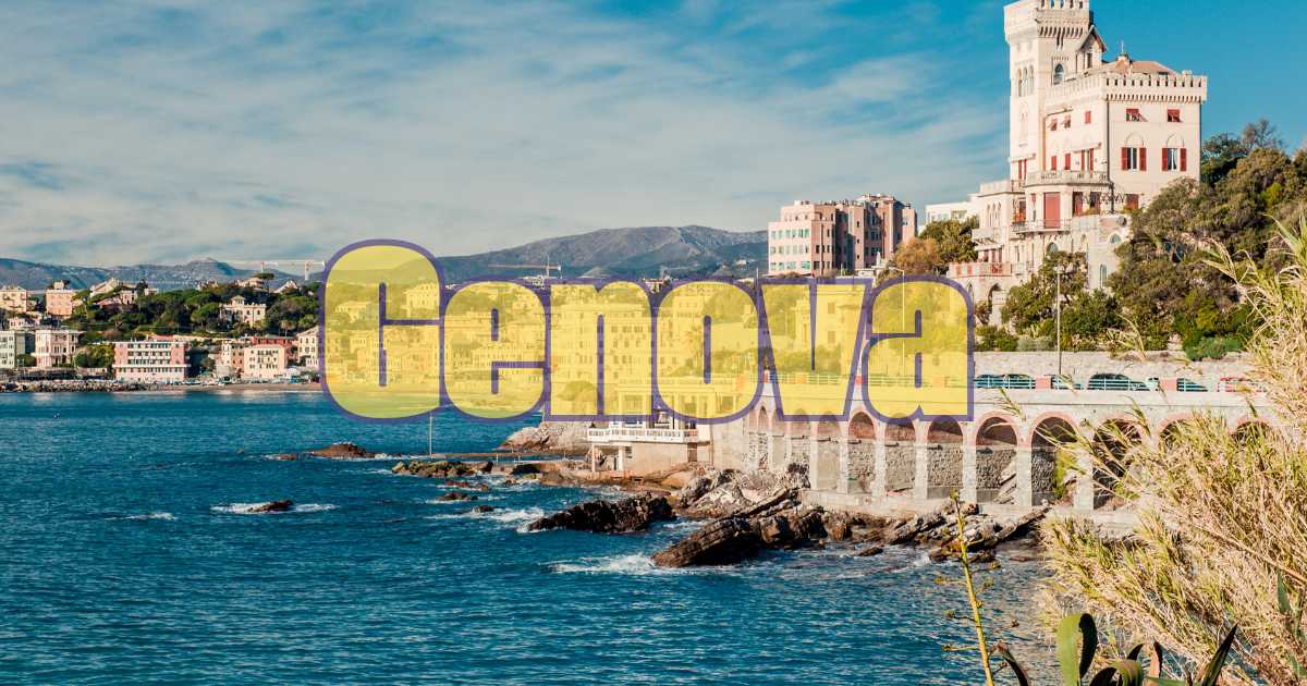 Veduta panoramica di Genova con il porto e il centro storico, ideale per un weekend di esplorazione.