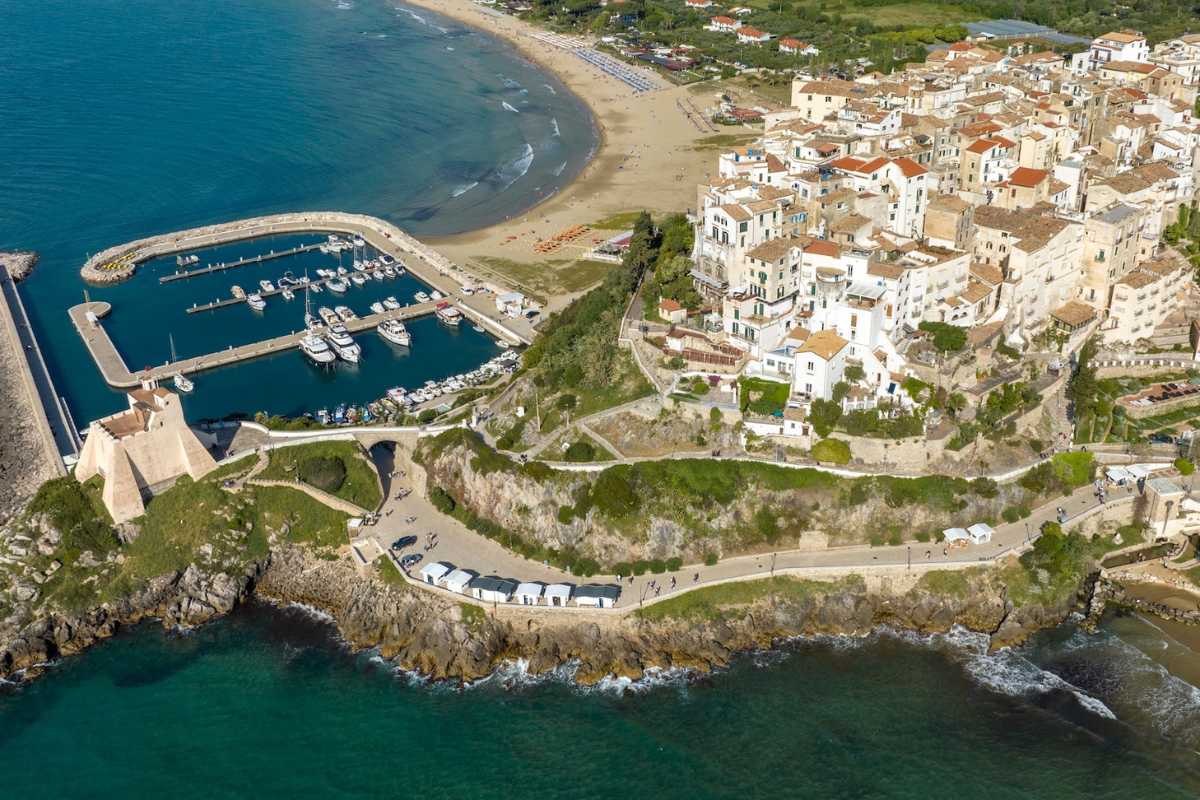 Campeggio di lusso in Italia con tende eleganti e vista panoramica sulla natura.