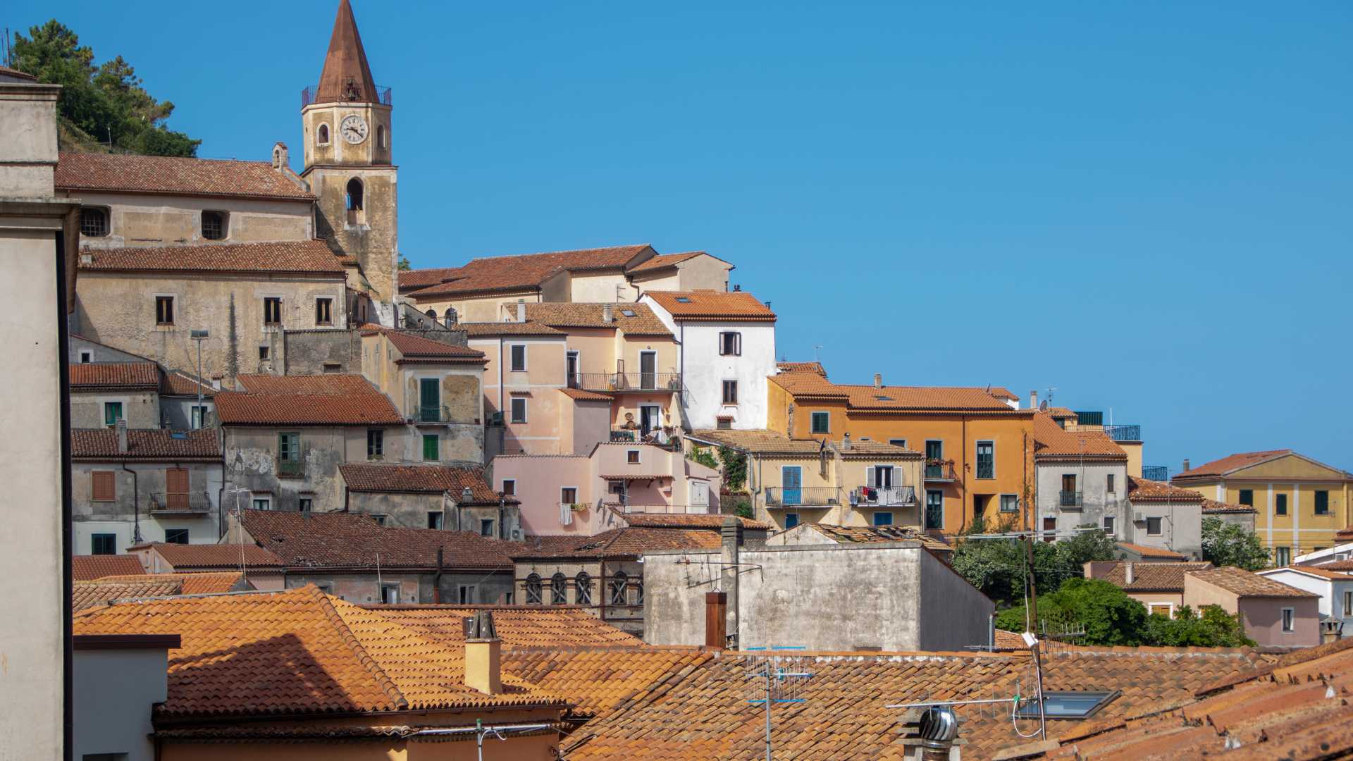 Borgo italiano con case in vendita a 1 euro, vista panoramica delle strade e abitazioni storiche.