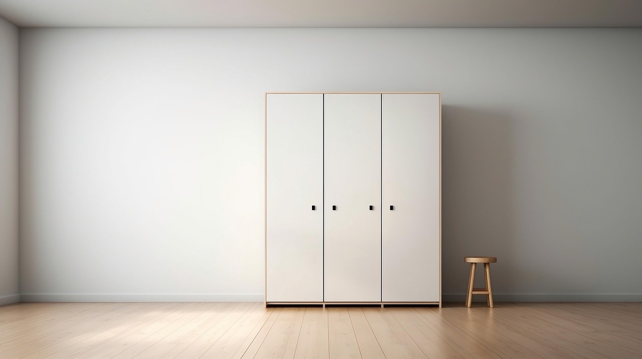 Hack virale di un mobile IKEA trasformato in un elegante spazio di archiviazione personalizzato.