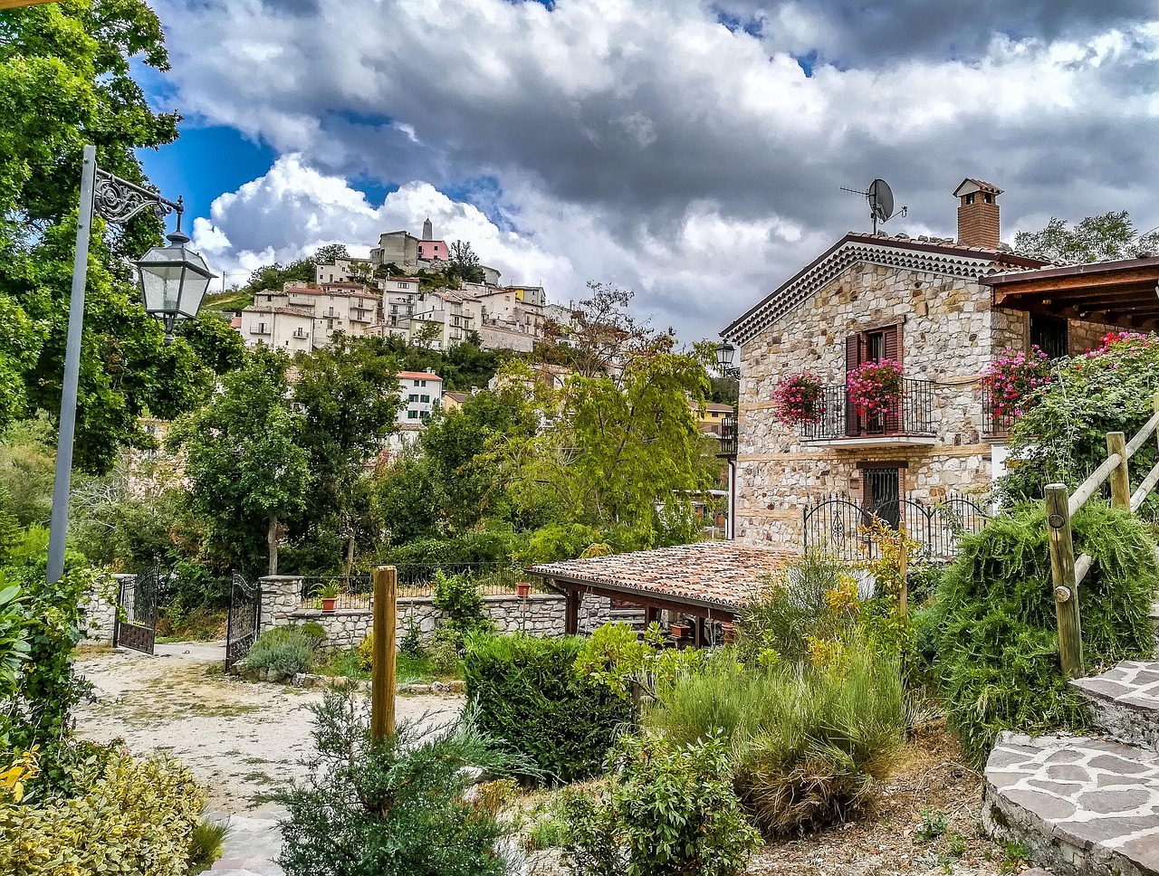 Panorama suggestivo di un caratteristico paesino abruzzese, immerso nella natura e ricco di storia.