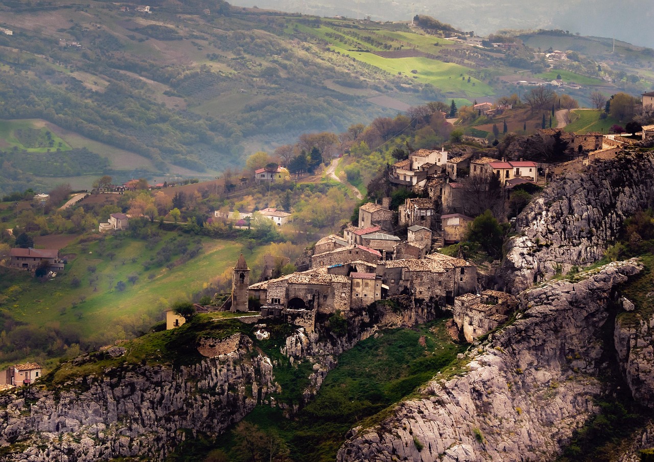Panorama mozzafiato del paese lucano, con splendidi paesaggi e architettura tradizionale.