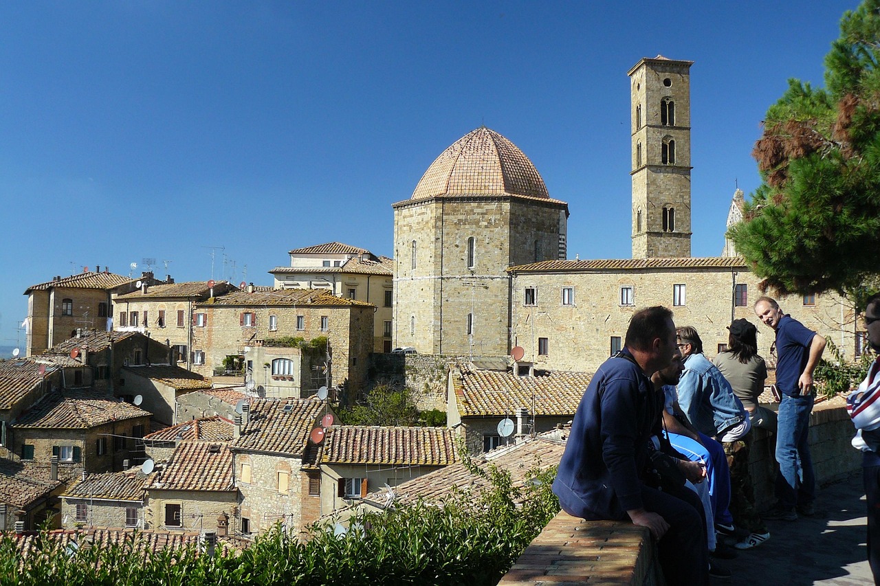Panorama del suggestivo paese marchigiano, ricco di storia e bellezze da fotografare.