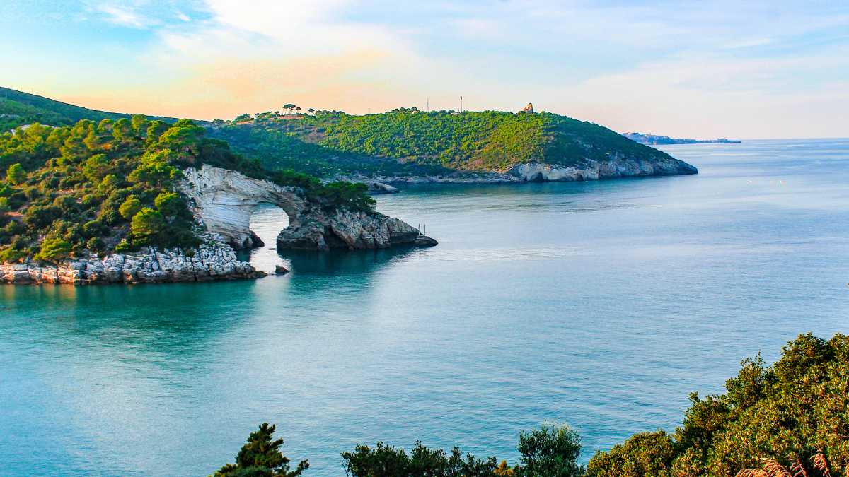 Vista panoramica delle Isole Tremiti con acque cristalline e scogliere, simbolo della bellezza della Puglia.
