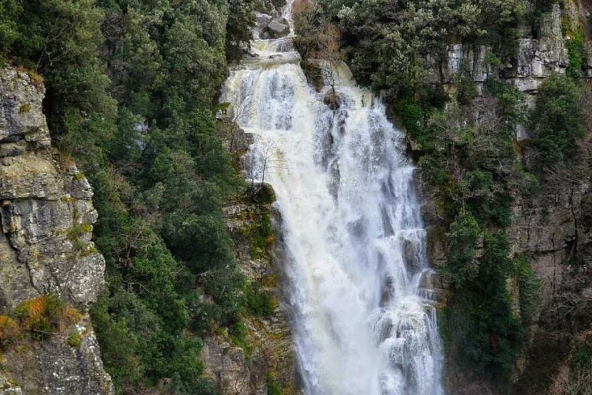 Cascate trentine immerse nella natura, con acque cristalline e paesaggio mozzafiato.