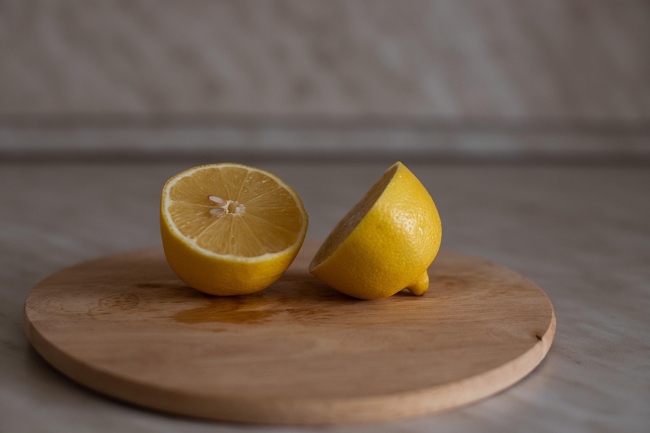 Limone su un tagliere di legno, simbolo di disinfezione e sbiancamento naturale.