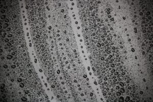 Macchie di umidità sul soffitto: ecco come trattarle prima di ridipingere