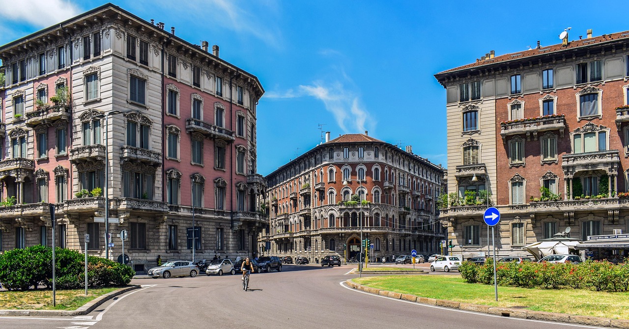 Vista panoramica di un quartiere autentico di Milano, con strade tranquille e architettura caratteristica.
