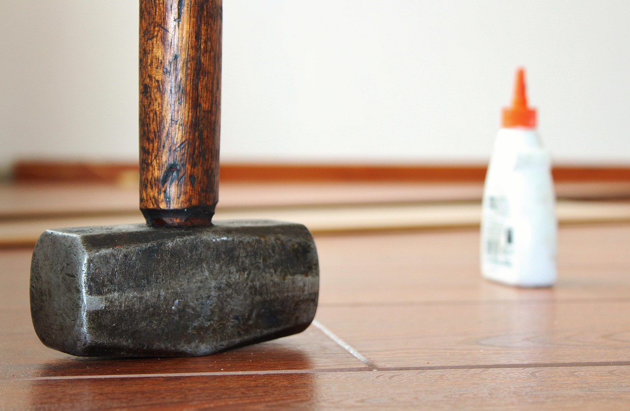 Pavimento in legno con segni di scricchiolio, pronto per la riparazione fai-da-te.