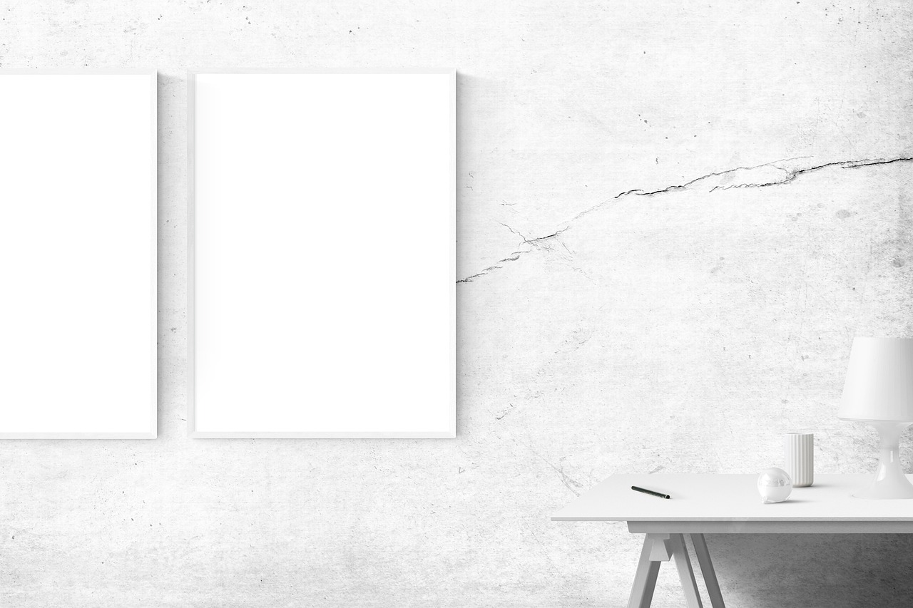 Un quadro storto appeso a una parete, con un suggerimento per fissarlo correttamente.