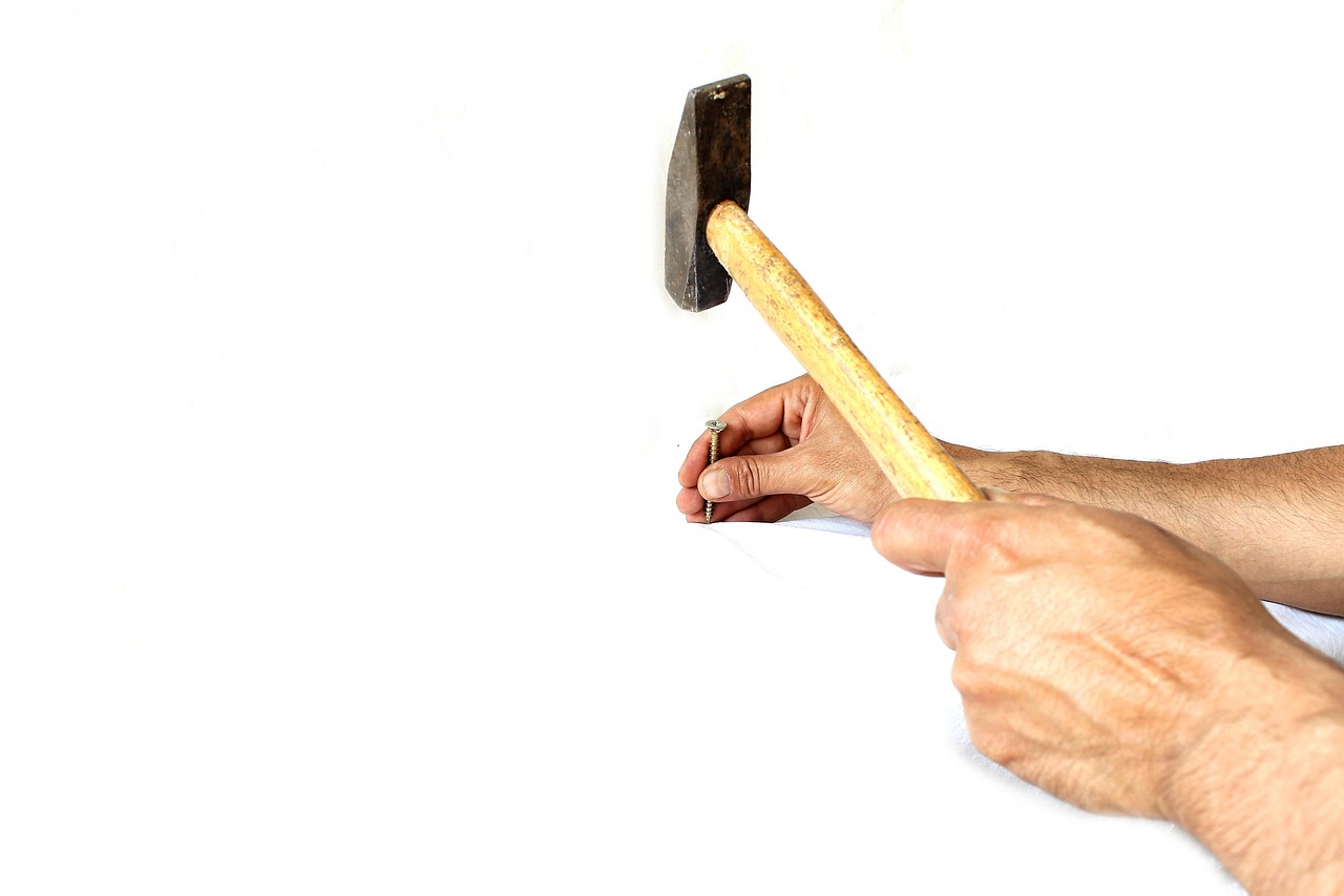 Immagine di un muro con piccoli buchi, attrezzi e stucco per il fai da te.