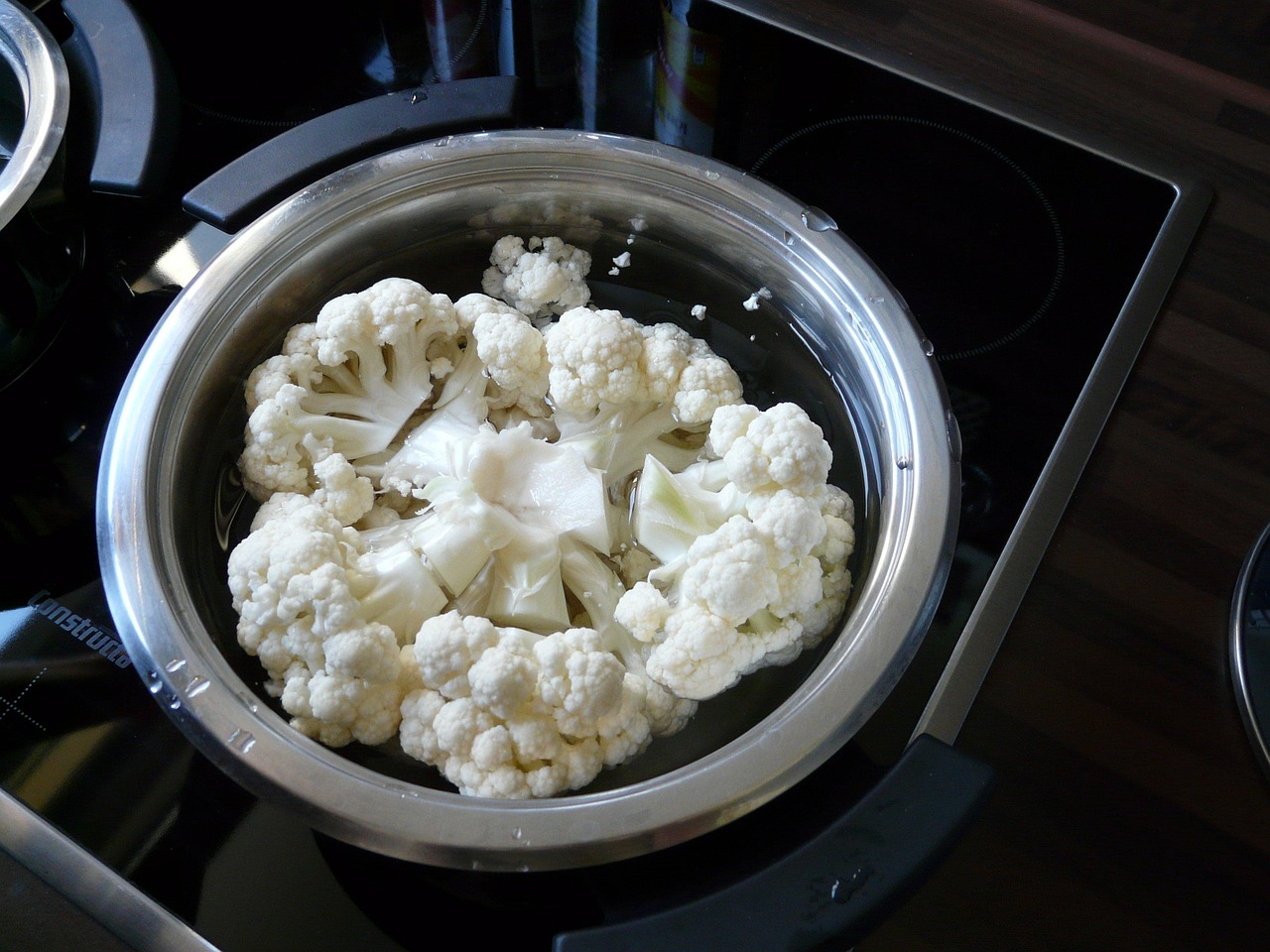 Vaporiera con verdure fresche pronte per la cottura, evidenziando il metodo veloce e sano.