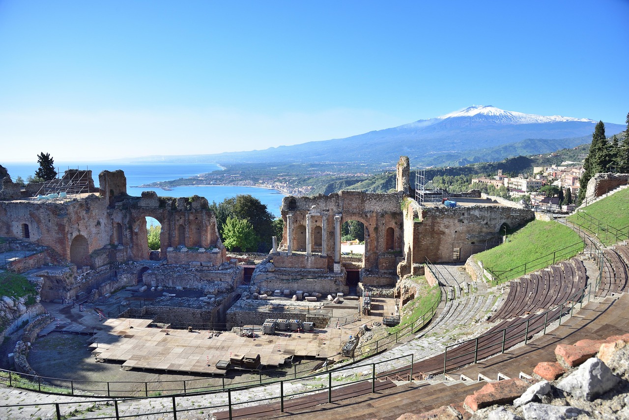 Aereo in volo sopra Napoli con vista sulla città, collegamenti verso Verona.