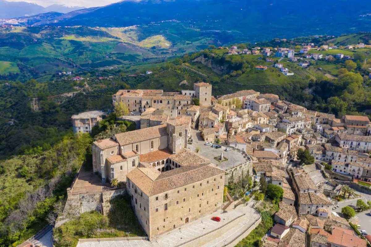Voli per il Molise: panoramica di paesaggi mozzafiato e cultura autentica.