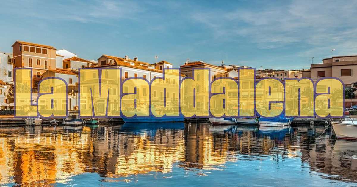 Volo sopra l'arcipelago di La Maddalena, con aerei e mare blu in primavera 2026.